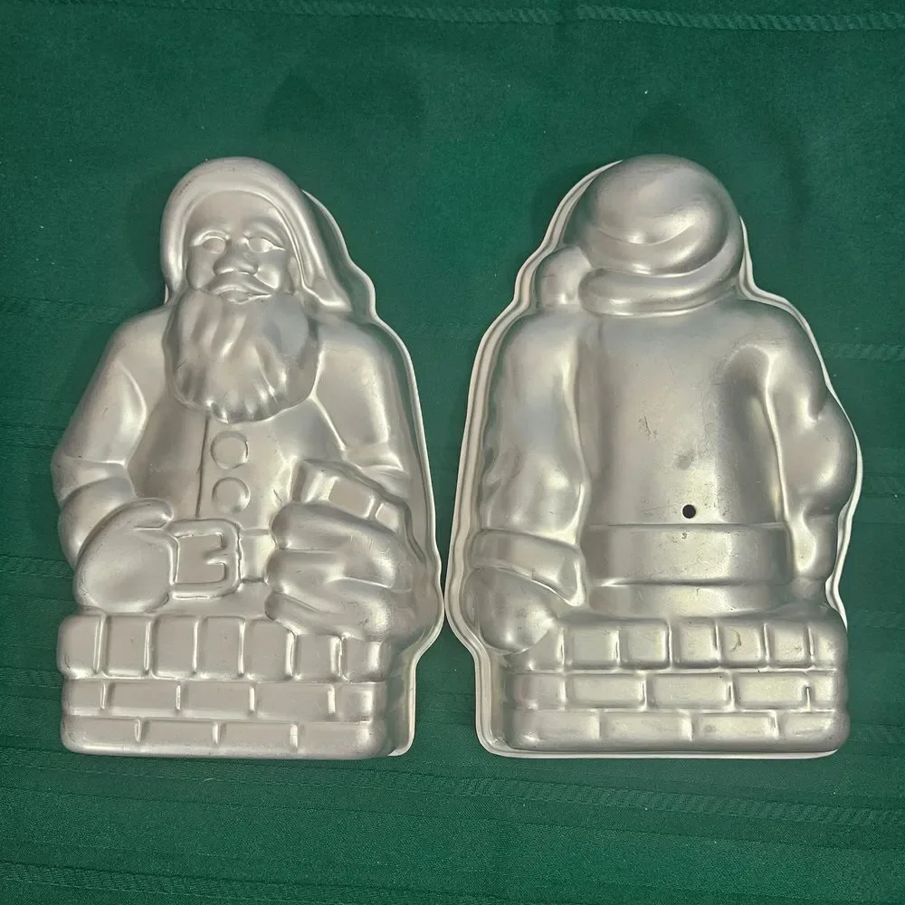 Vintage Aluminum 3D Santa-in-a-Chimney Cake Pan